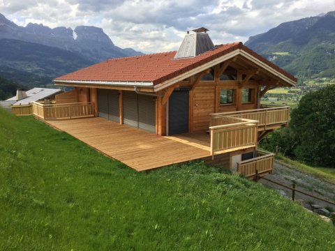 Constructeur chalet Sallanches avec pose du toit, de la barrière et création de la terrasse