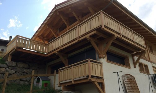 Constructeur chalet Sallanches avec pose du toit, de la barrière et création de la terrasse